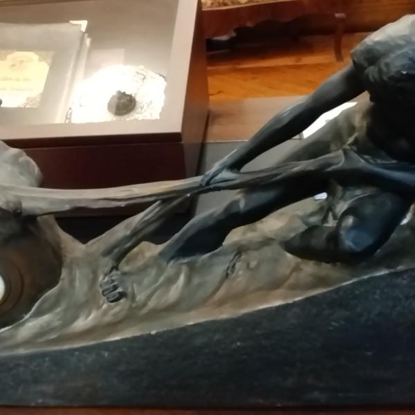 ESCULTURA RELOJ - QUE NO SE ESCAPE EL TIEMPO — Desconocido