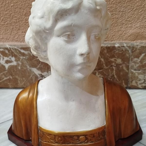 ESCULTURA BUSTO DE DAMA — Desconocido