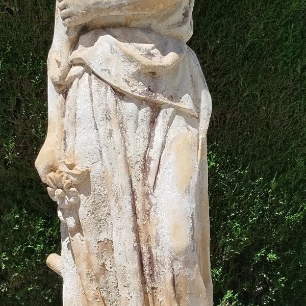 ESCULTURA - alegoría femenina clásica relacionada con el agua o la abundancia — Desconocido
