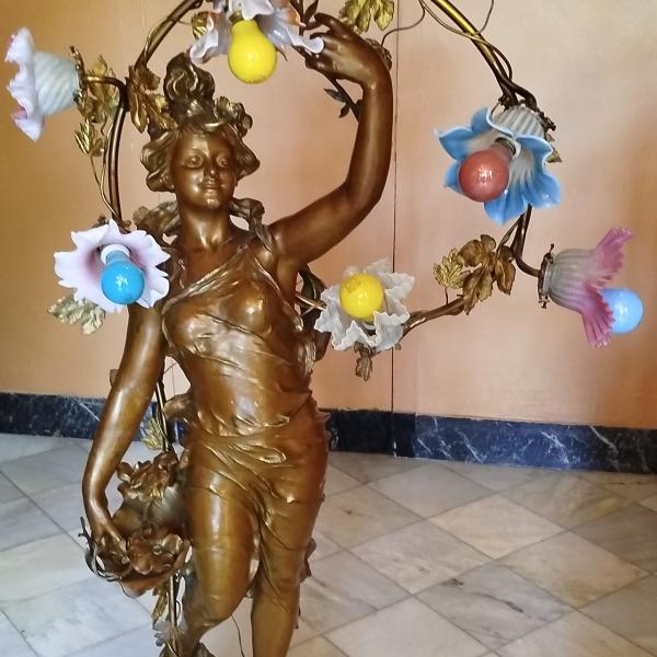 ESCULTURA - NIÑA CON FLORES DE LUZ — Desconocido
