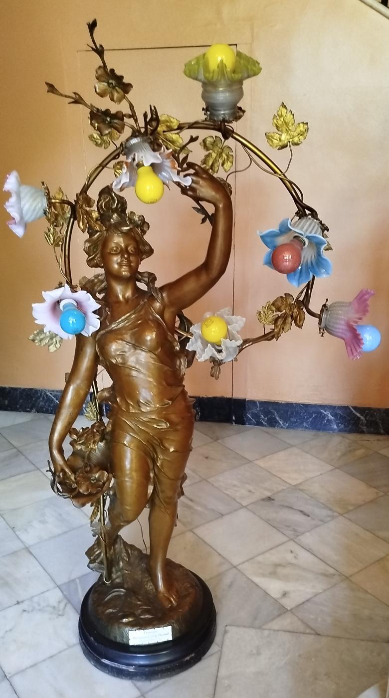 ESCULTURA - NIÑA CON FLORES DE LUZ