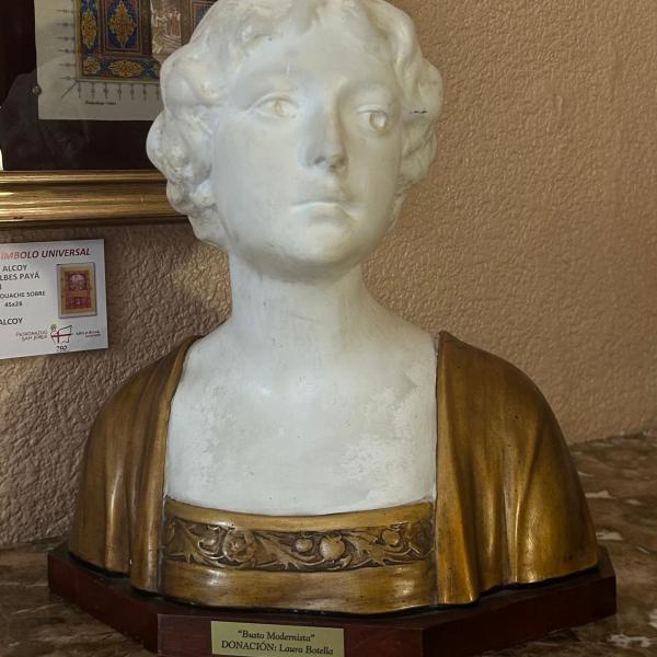 ESCULTURA BUSTO DE DAMA — Desconocido