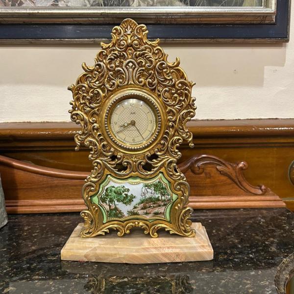 RELOJ DE MESA CON FLORES — Desconocido