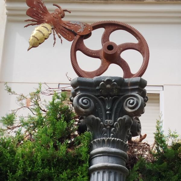 Abeja y engranaje — Alejandro Cremades Romero