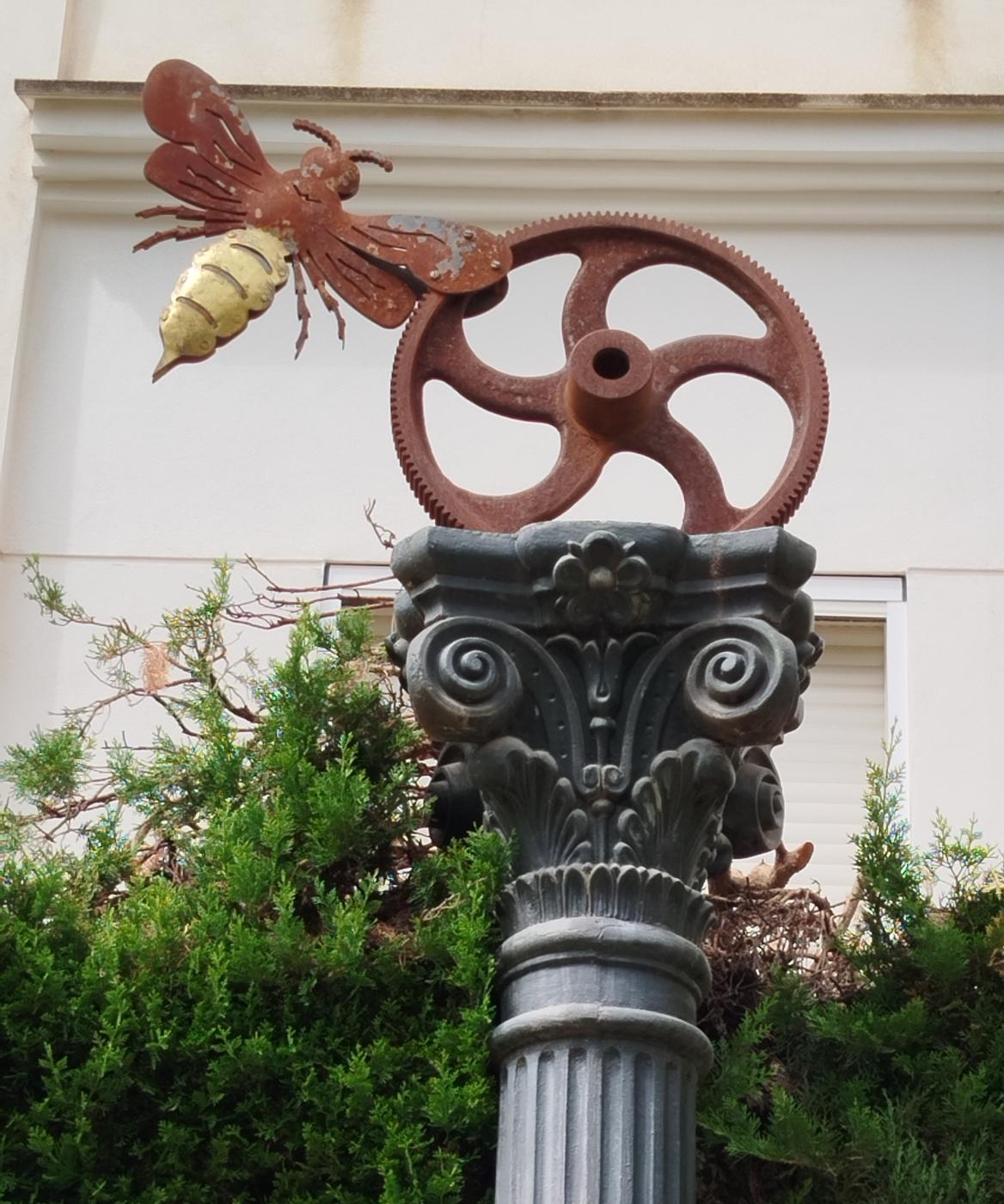 Abeja y engranaje