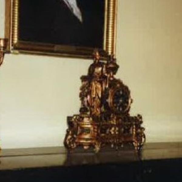 RELOJ Y CANDELABROS DORADOS