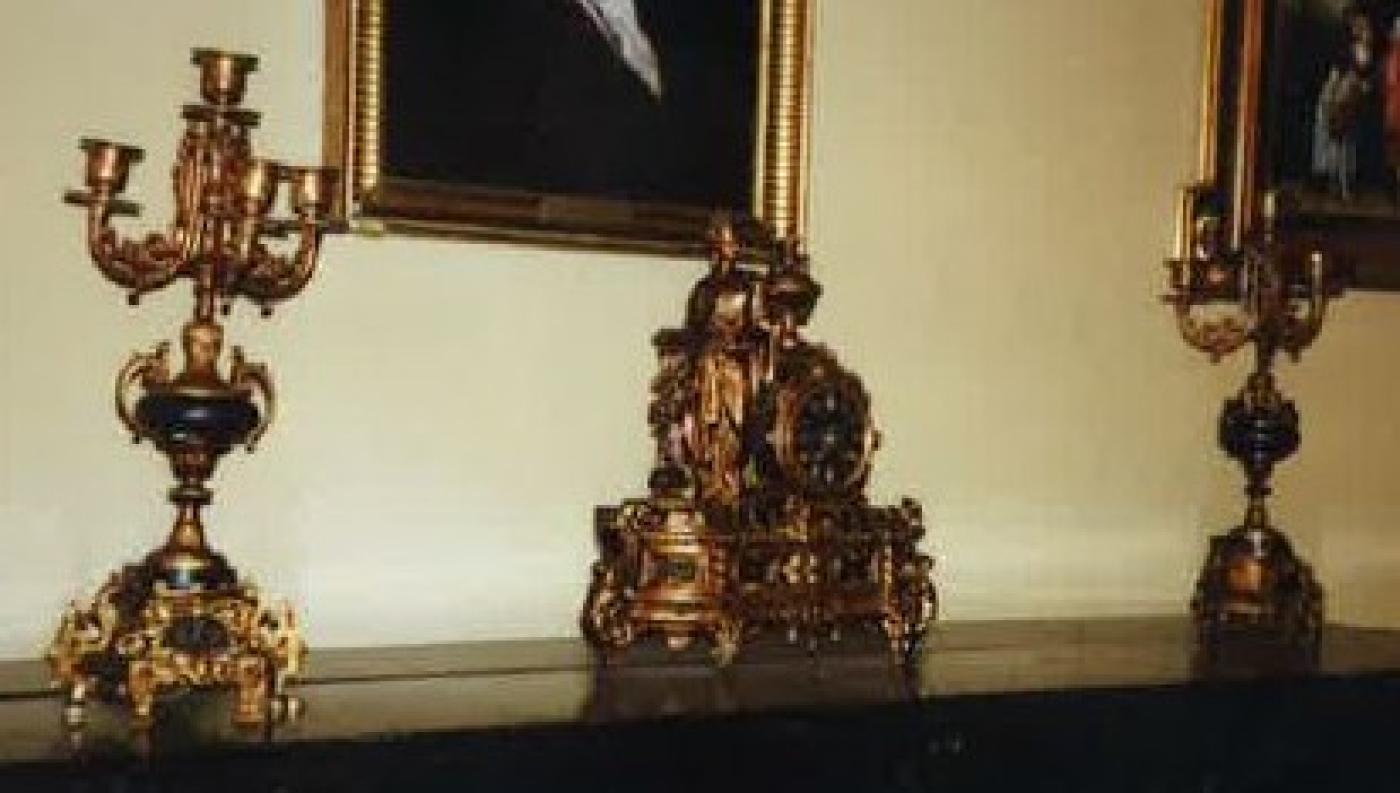 RELOJ Y CANDELABROS DORADOS