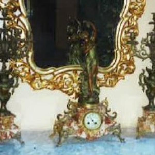 RELOJ Y CANDELABROS — Desconocido